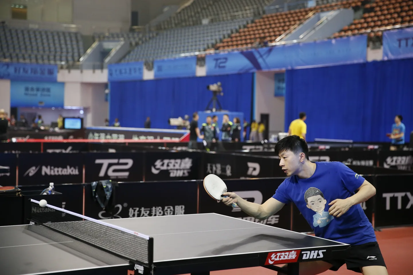 Ma Long golpeando la pelota en el Campeonato Asiático de tenis de mesa 2017