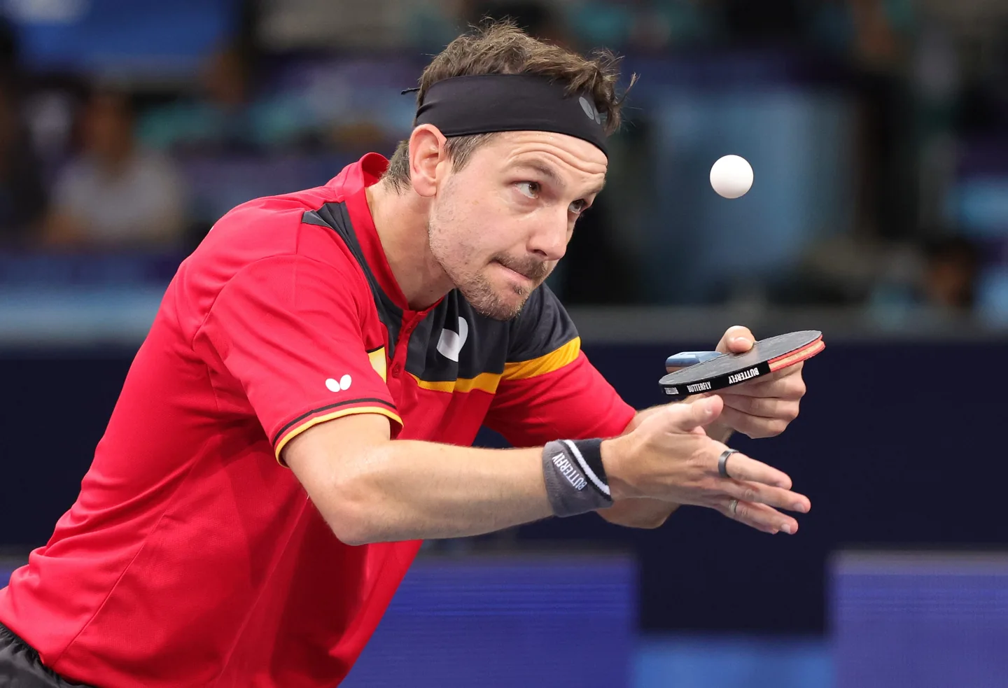 Timo Boll preparando su saque en el Campeonato Europeo 2022