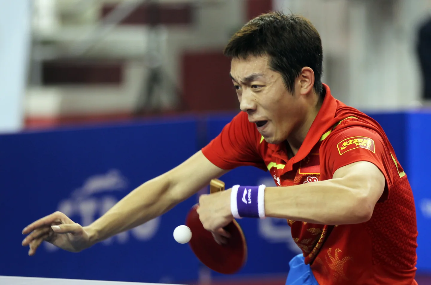 Xu Xin ejecutando un revés en el Abierto de Qatar 2012